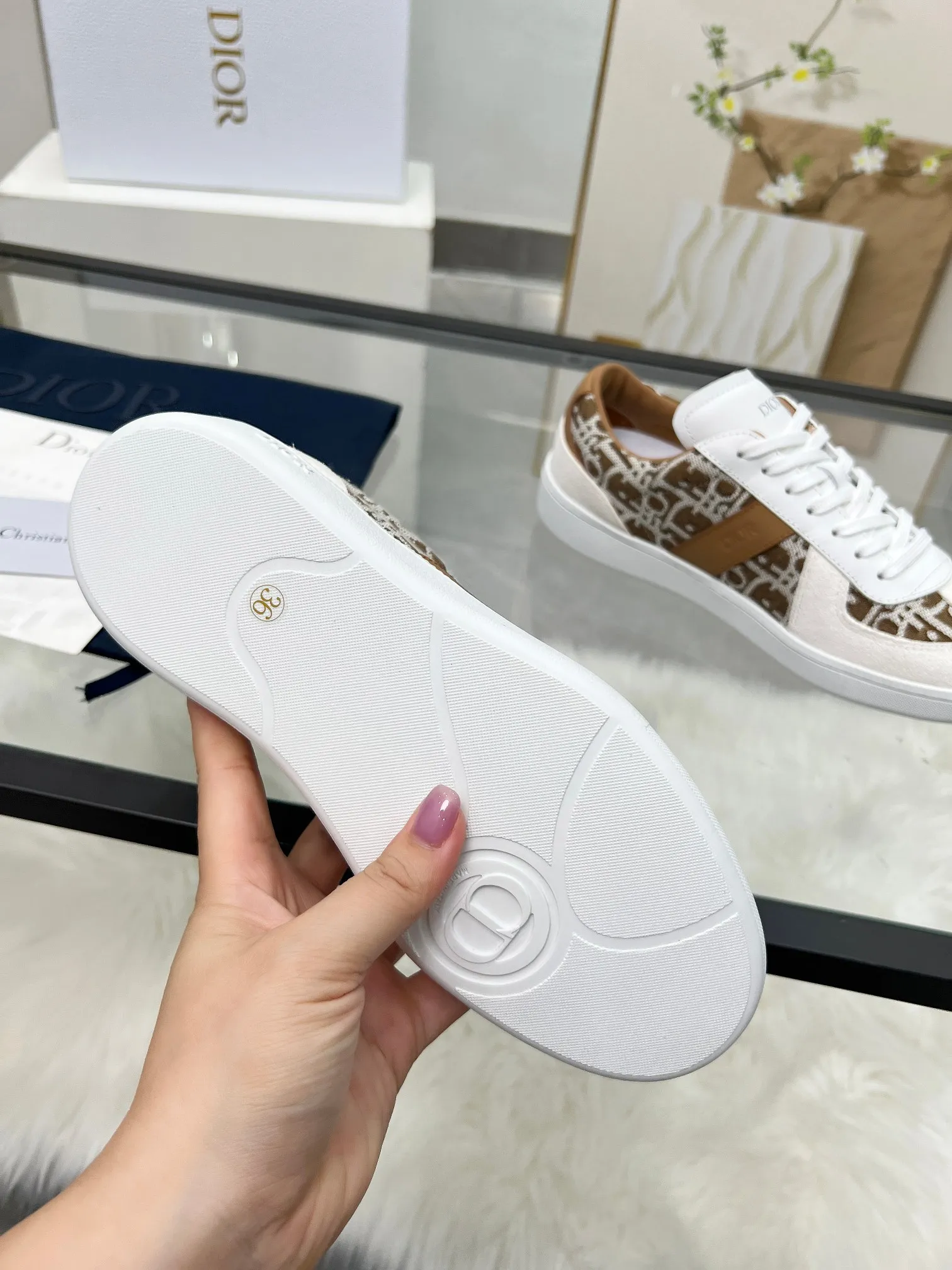 👟👟Ex-factory price 460👟👟Male size +10 correct✅ version. 𝐃𝐢𝐨𝐫 𝟮𝟱𝐏𝐫𝐞-𝐅𝐚𝐥𝐥 𝐁𝐞𝐫𝐥𝐢𝐧 𝟬𝟭 Dior B01 couple casual moral training shoes white shoes sneakers late 90s fashion brand Maison Margiela purchased GAT in large quantities and gave them a makeover. This shoe type of De Xun officially started its fashion journey. Original: Top layer of cowhide, cowhide lining, original outsole Size: 35-45 (40 for women, 45 for men, custom made, non-refundable)